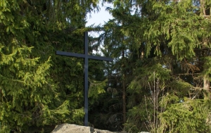 Kleť. Kříž a pamětní deska obětem násilí