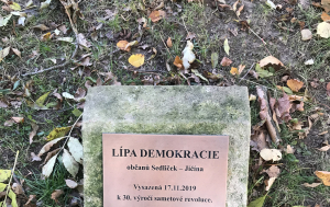 Jičín-Sedličky. Pamětní deska u Lípy demokracie