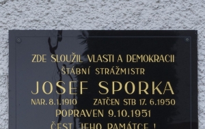 Horní Bříza. Pamětní deska Josefu Sporkovi