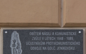 Golčův Jeníkov. Pamětní deska obětem komunistického násilí a účastníkům protikomunistického odboje