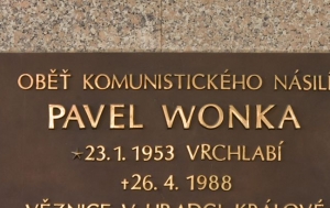 Hradec Králové. Pamětní deska Pavlu Wonkovi
