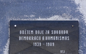 Hradec Králové. Pamětní deska obětem boje za svobodu, demokracii a humanismus 1939–1989