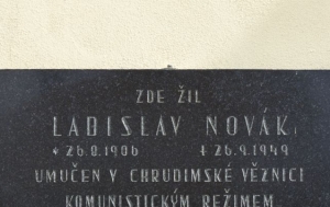 Luže. Pamětní deska Ladislavu Novákovi