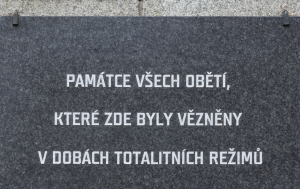 Jihlava. Pamětní deska obětem vězněným totalitními režimy