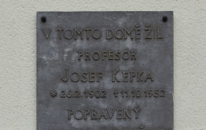 Budyně nad Ohří. Pamětní deska Josefu Kepkovi