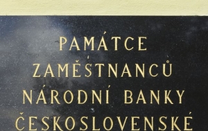 Valdice. Pamětní deska zaměstnancům Národní banky československé vězněným 1948–1964