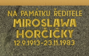 Šumperk. Pamětní deska Miroslawu Horčičkovi a učitelům postiženým z politických důvodů v letech 1948–1989