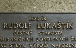 Beňov. Pamětní deska Rudolfu Lukaštíkovi