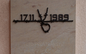 Červený Kostelec. Pamětní deska 17. listopadu 1989