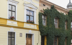 Ivančice. Pamětní deska Miloši Knorrovi