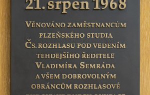 Plzeň. Pamětní deska vysílání rozhlasu při invazi v srpnu 1968