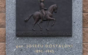 Klatovy. Pamětní deska Josefu Dostálovi a Ladislavu Nedbalovi