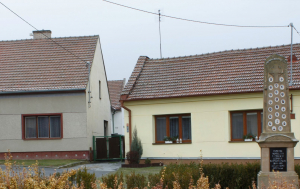 Vyškov-Opatovice. Pamětní deska Bohumíru Fürstovi-Fiřtovi